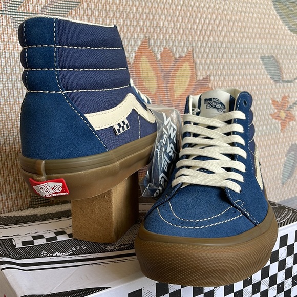 Vans Men’s Skate Sk8-Hi
Suede Gum Dark Denim
VN0A5FCCDDN
Sneakers - Picture 9 of 16